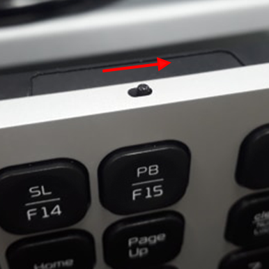 向右開啟電源鈕，位於F15按鍵上方